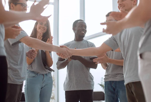 Junge Leute Schütteln Hände Stehen Freundeskreis — Stockfoto