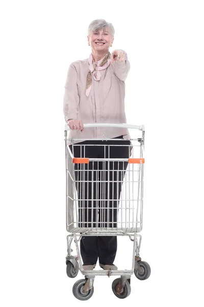 Glimlachende Oude Dame Met Een Winkelwagentje Geïsoleerd Een Witte Achtergrond — Stockfoto