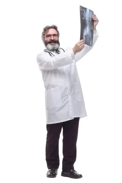 Улыбающийся Доктор Рентгеном Пациента Изолированный Белом — стоковое фото