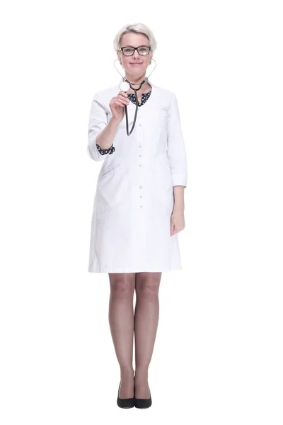 Pozorná Doktorka Drží Stetoskop Izolované Bílém — Stock fotografie