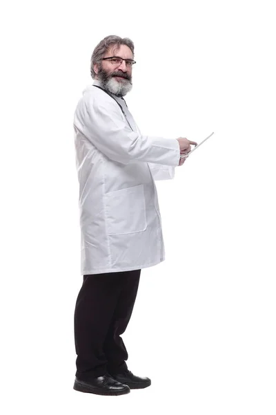 Ανώτερος Γιατρός Χρησιμοποιώντας Ένα Ψηφιακό Δισκίο Απομονωμένο Λευκό — Φωτογραφία Αρχείου