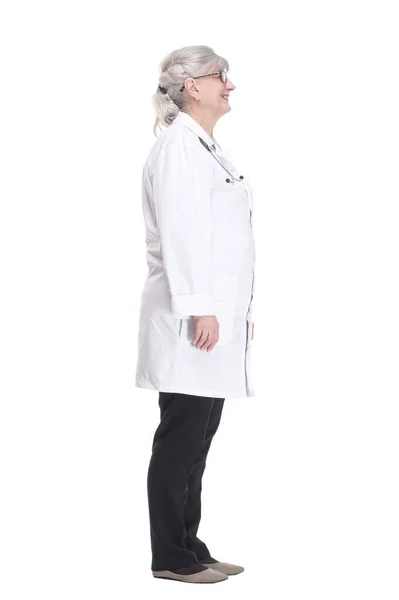 Femme Souriante Médecin Lisant Une Annonce Sur Écran Blanc — Photo