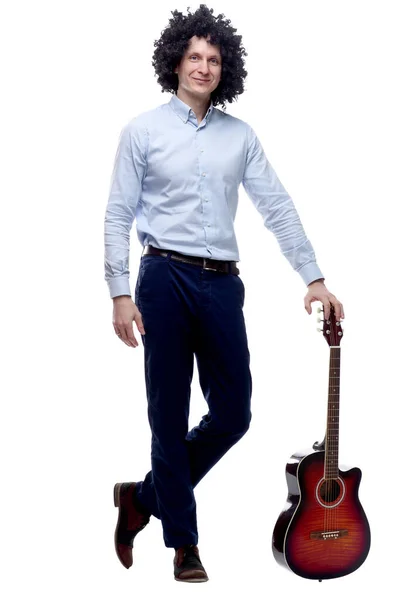 Homem Cabelos Encaracolados Alegre Com Uma Guitarra Isolado Branco — Fotografia de Stock
