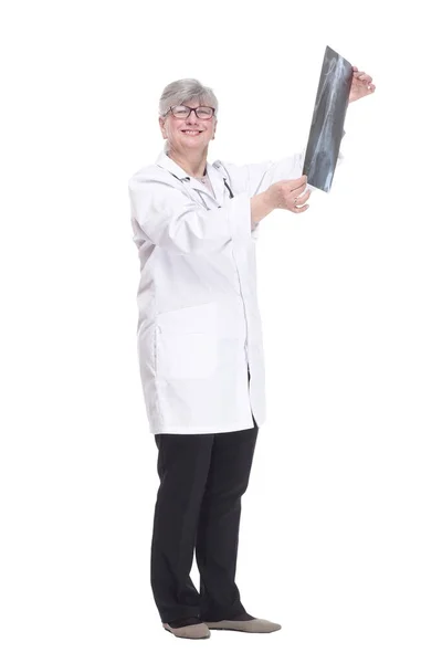 Nöjd Kvinnlig Läkare Tittar Röntgen Isolerad Vit — Stockfoto