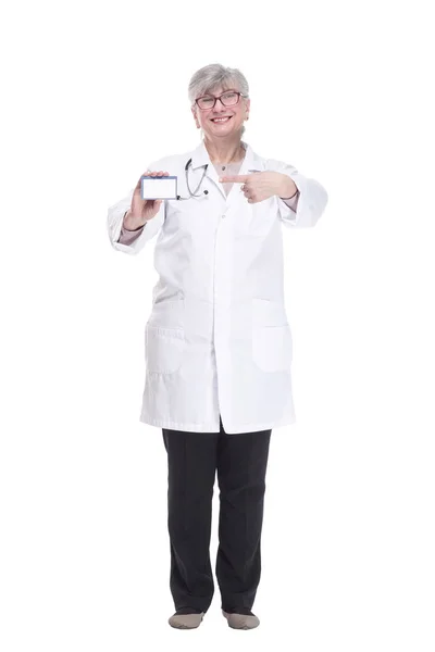Médico Experimentado Mujer Mostrando Tarjeta Visita — Foto de Stock