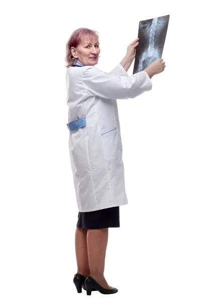 Vrouwelijke Dokter Kijkt Naar Een Röntgenfoto Geïsoleerd Een Wit — Stockfoto