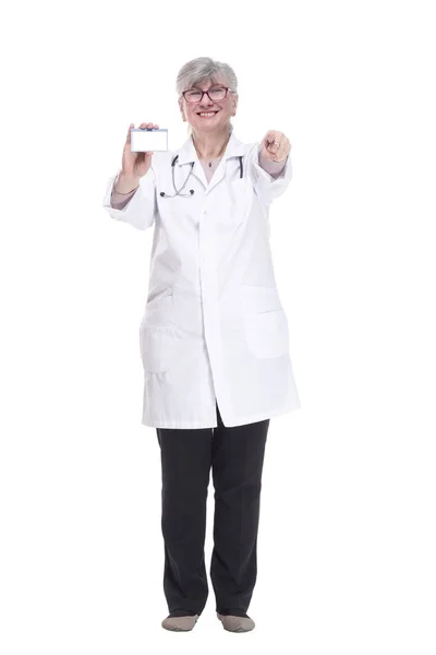 Médico Experiente Mulher Mostrando Seu Cartão Visita — Fotografia de Stock