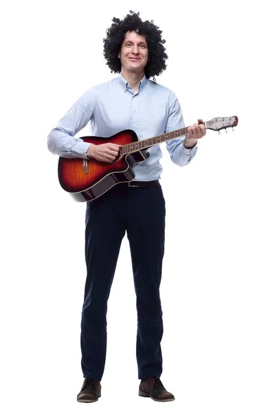 Gitarlı Neşeli Kıvırcık Saçlı Adam Bir Beyaz Üzerinde Izole — Stok fotoğraf
