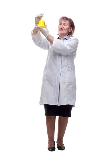 Laboratuvar Matarası Olan Bir Kadın Doktor Bir Beyaz Üzerinde Izole — Stok fotoğraf