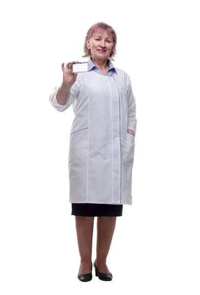 Médico Qualificado Mostrando Seu Cartão Visita Isolado Branco — Fotografia de Stock