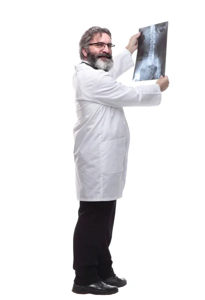 Médico Cabecera Examinando Una Radiografía Los Pulmones Aislado — Foto de Stock