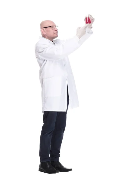 Orvoskutató Egy Laboratóriumi Flaskával Fehér Alapon Elkülönítve — Stock Fotó
