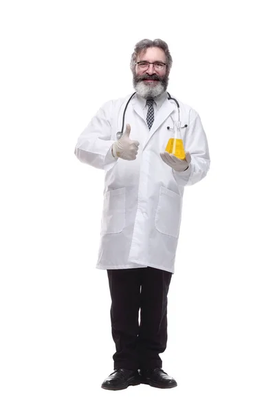 Lächelnder Arzt Mit Einer Laborflasche Isoliert Auf Einem Weißen — Stockfoto
