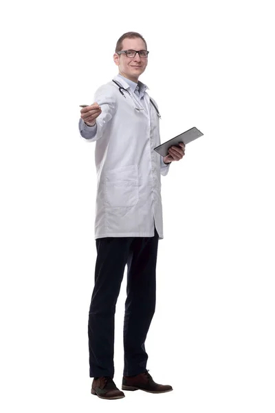 Qualifizierter Arzt Mit Einem Klemmbrett Das Auf Sie Zeigt Isoliert — Stockfoto