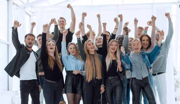 Tam Gelişim Bir Grup Mutlu Genç Insan — Stok fotoğraf