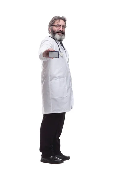 Wykwalifikowany Lekarz Pokazujący Wizytówkę Izolowany Białym — Zdjęcie stockowe