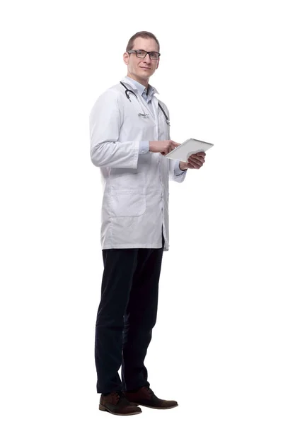 Erfolgreicher Arzt Mit Einem Digitalen Tablet Isoliert Auf Einem Weißen — Stockfoto