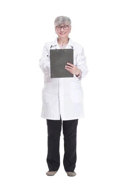 有经验的女医生 剪贴板隔离在白板上 — 图库照片