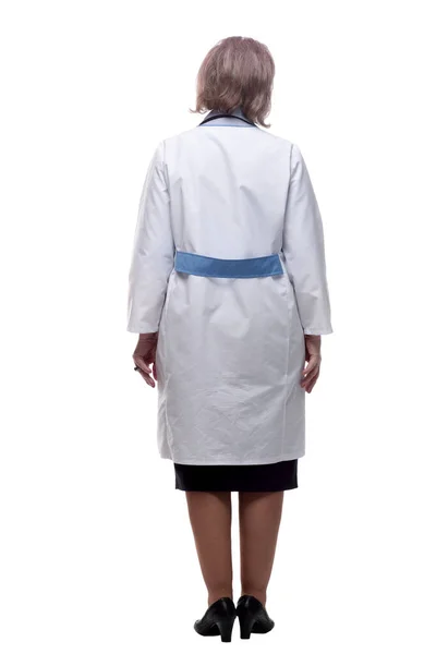 Γυναίκα Γιατρός Στέκεται Μπροστά Από Ένα Λευκό Τοίχο Απομονωμένα — Φωτογραφία Αρχείου