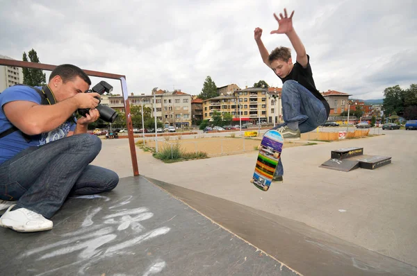 Mann Fotografiert Jungen Beim Schlittschuhlaufen Park — Stockfoto