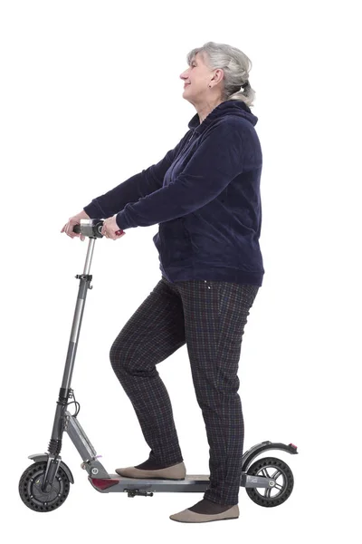 Sorridente Donna Anziana Con Uno Scooter Elettrico Che Guarda — Foto Stock