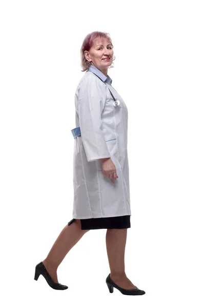 Poważna Kobieta Lekarz Śpieszy Się Pacjenta Izolowany Białym — Zdjęcie stockowe