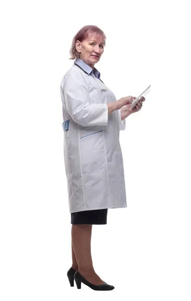 Doctora Usando Una Tableta Digital Aislado Blanco — Foto de Stock