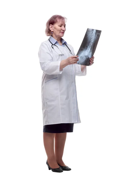 Doctora Con Una Radiografía Aislado Blanco — Foto de Stock