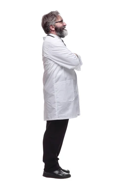 Ανώτερος Άντρας Γιατρός Κοιτάζει Απομονωμένο Λευκό — Φωτογραφία Αρχείου