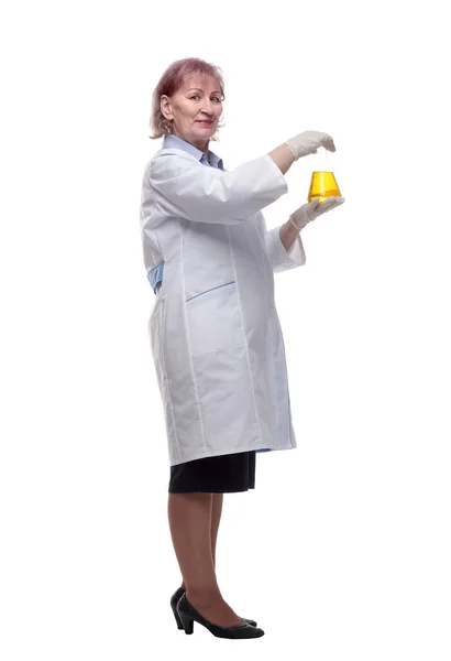 高级女医生 带有实验室瓶 — 图库照片