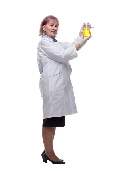 Sidovy Senior Kvinnlig Läkare Med Laboratoriekolv — Stockfoto