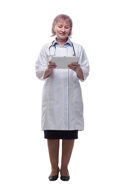 Doctora Con Una Tableta Digital Aislado Blanco — Foto de Stock