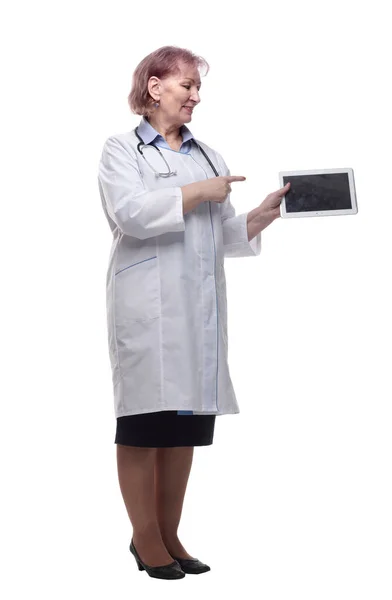 有数码平板电脑的女医生 在白色的树上被隔离 — 图库照片