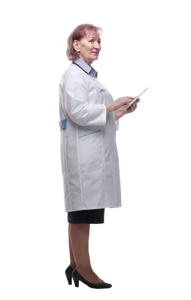 Médico Fêmea Usando Comprimido Digital Isolado Branco — Fotografia de Stock