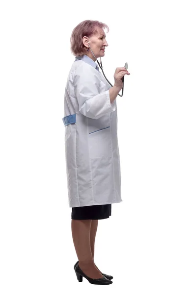 Γυναίκα Γιατρός Στηθοσκόπιο Που Ατενίζει Μπροστά Απομονωμένα — Φωτογραφία Αρχείου