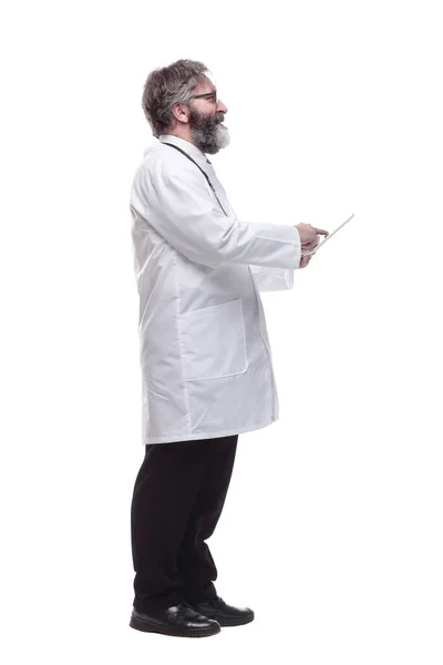 Doctor Senior Usando Una Tableta Digital Aislado Blanco — Foto de Stock