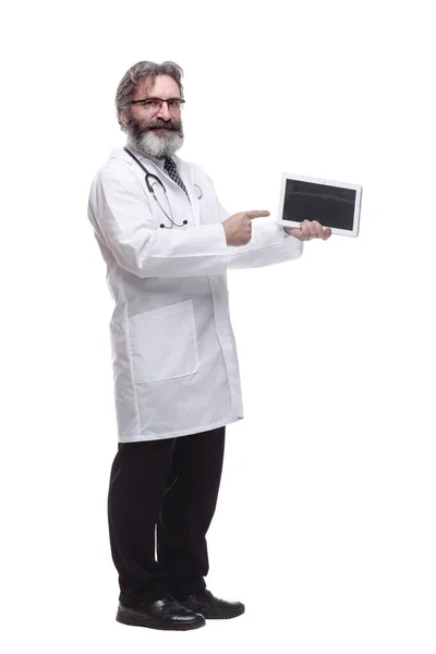 사람은 디지탈 태블릿 화면을 가리키는 의사이다 — 스톡 사진