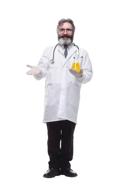 Улыбающийся Доктор Лабораторной Фляжкой Изолированный Белом — стоковое фото