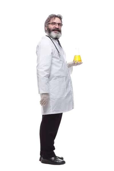 Gülümseyen Doktor Test Sonuçlarına Bakıyor Bir Beyaz Üzerinde Izole — Stok fotoğraf
