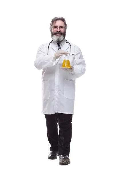 医生拿着一个实验室的烧瓶大步向前走着 孤立的 — 图库照片