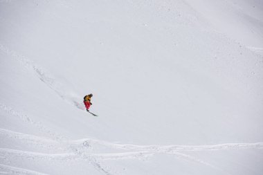 derin toz karda Kayak freeride kayakçı