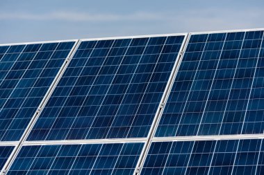  Elektrik santralindeki güneş panelleri