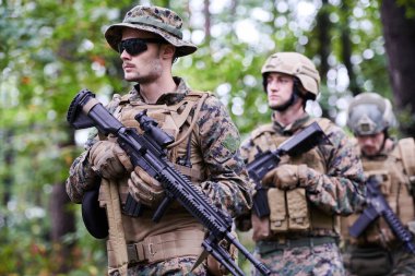 Askerler rahatça yürüyor.