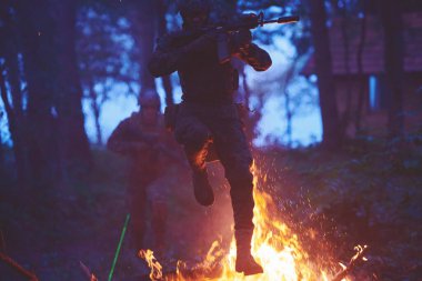 Ateşin üzerinden atlayan Asker Aksiyon Gecesinde