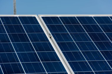  Elektrik santralindeki güneş panelleri