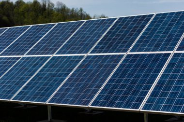  Elektrik santralindeki güneş panelleri
