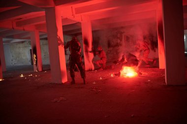 Askeri birlikler görev başında. Kentsel çevre