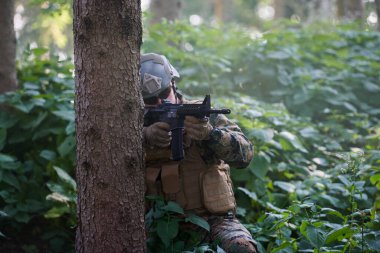 Asker lazer görüşlü optik kullanarak silaha nişan alıyor