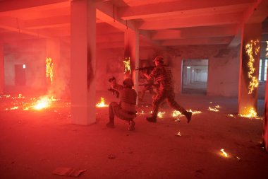 Askeri birlikler görev başında. Kentsel çevre