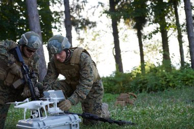 Askerler keşif için İHA 'yı kullanıyor.